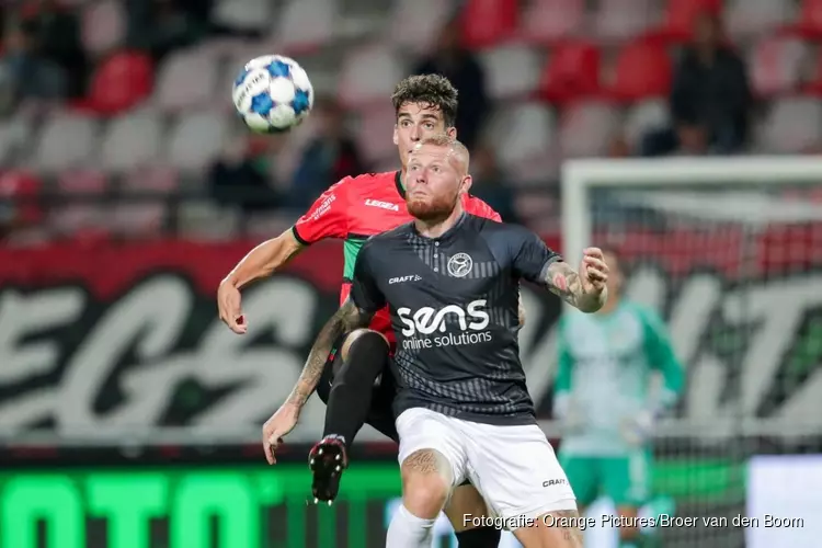 Almere City aan kop na nipte zege bij NEC