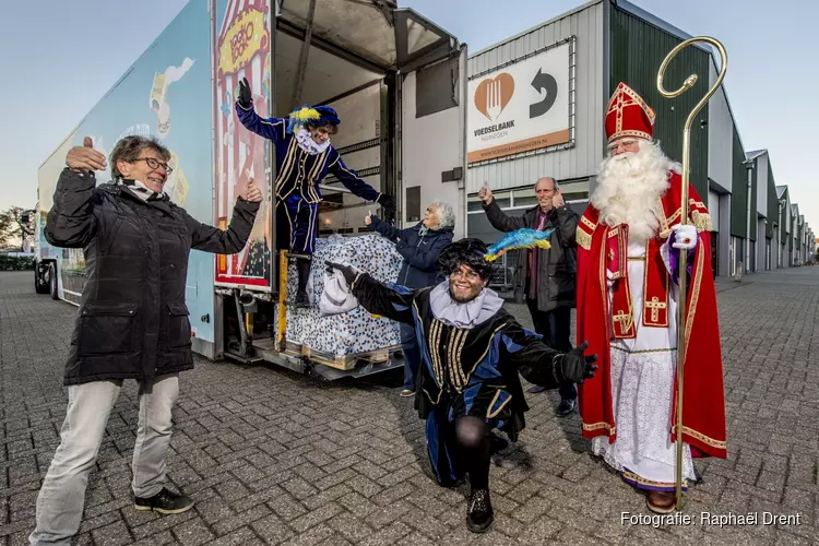 Sinterklaas bezorgt pallets vol Look-O-Look snoepjes bij Voedselbank Nijmegen-Overbetuwe