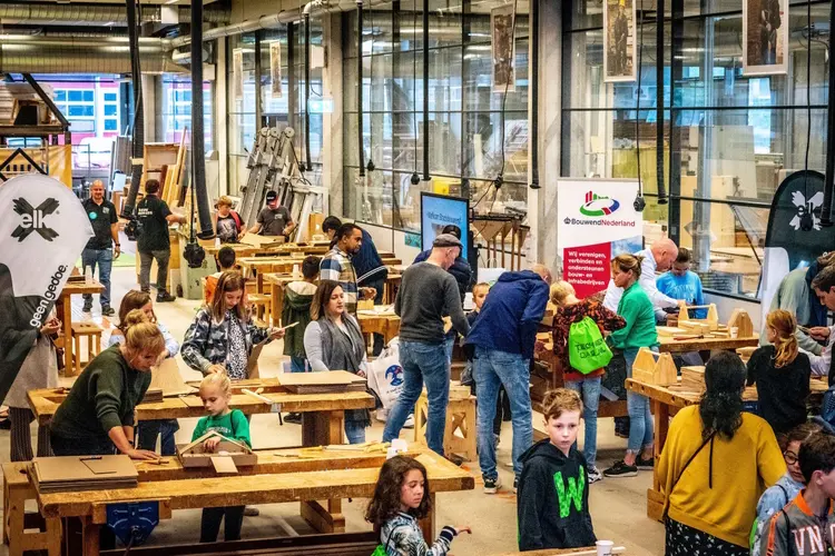 Nijmeegs kampioenschap vliegtuigjes vouwen en gooien op Techniekdag Nijmegen