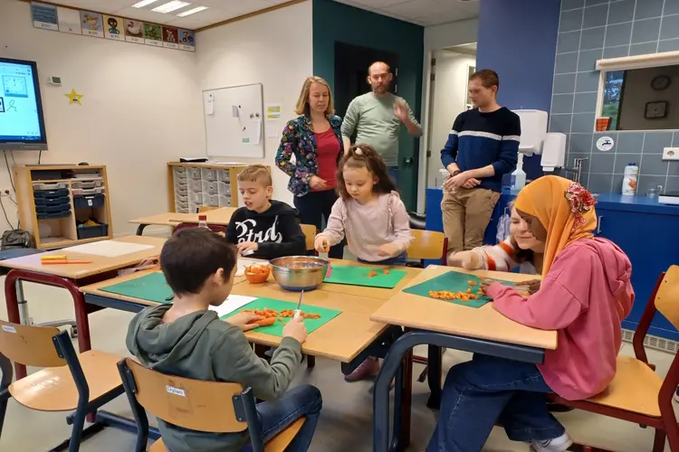 Nijmeegs Tweede Kamerlid Marijke Synhaeve bezoekt schoolmaaltijdenschool