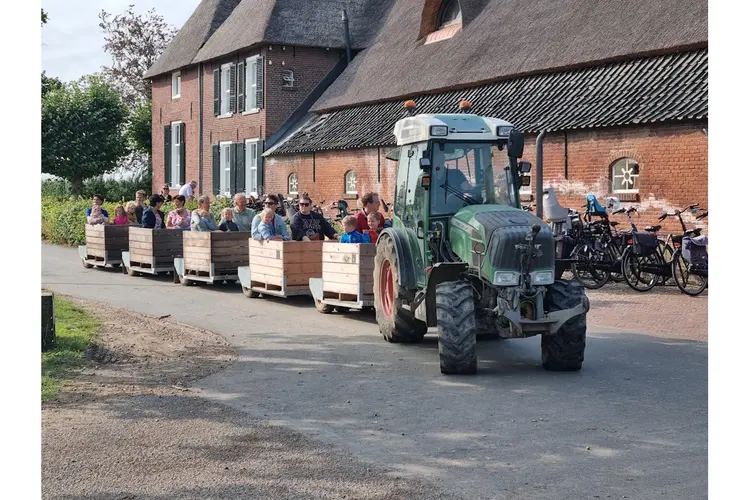 Enthousiaste bezoekers op de plukdagen van De Woerdt in Ressen