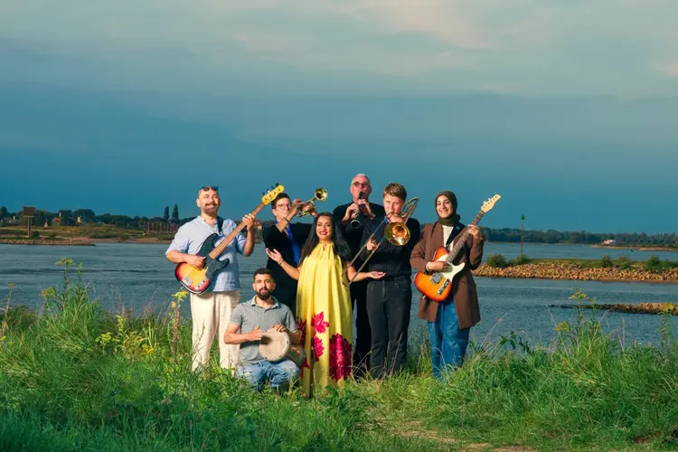 Bewoners uit azc Nijmegen spelen samen met musici van Harmonie Hamert tijdens het familieconcert Mundo Sonora in De Vereeniging in Nijmegen